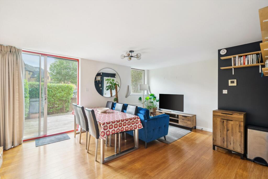 2 bed 1st Floor Flat for rent in London. From Knight Frank - Lettings - Wapping