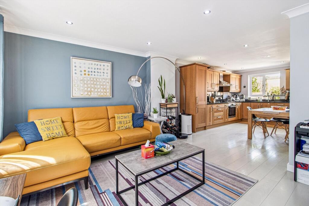 3 bed 1st Floor Flat for rent in Stepney. From Knight Frank - Lettings - Wapping