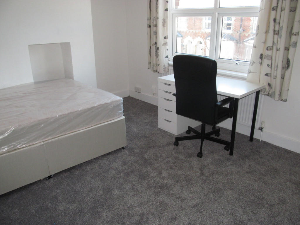 4 bed Mid Terraced House for rent in Reading. From Cintra Estates - Reading 4 bed Mid Terraced House for rent in Reading. From Cintra Estates - Reading