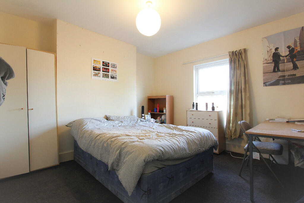 4 bed Mid Terraced House for rent in Reading. From Cintra Estates - Reading