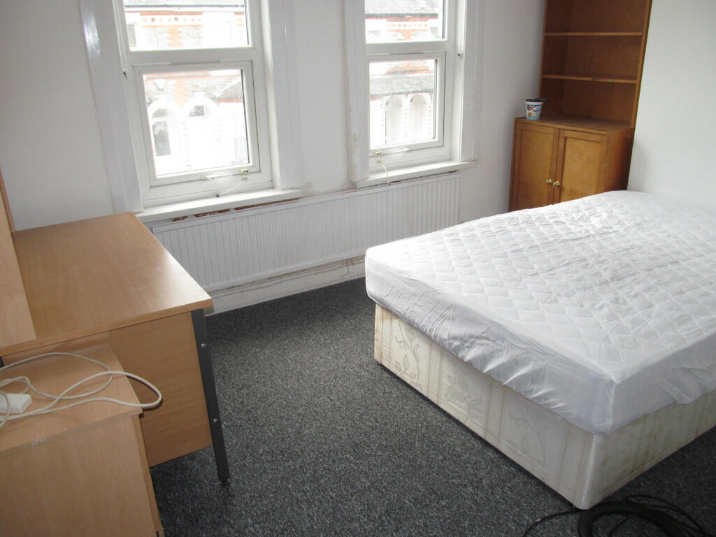 5 bed Mid Terraced House for rent in Woodley. From Cintra Estates - Reading