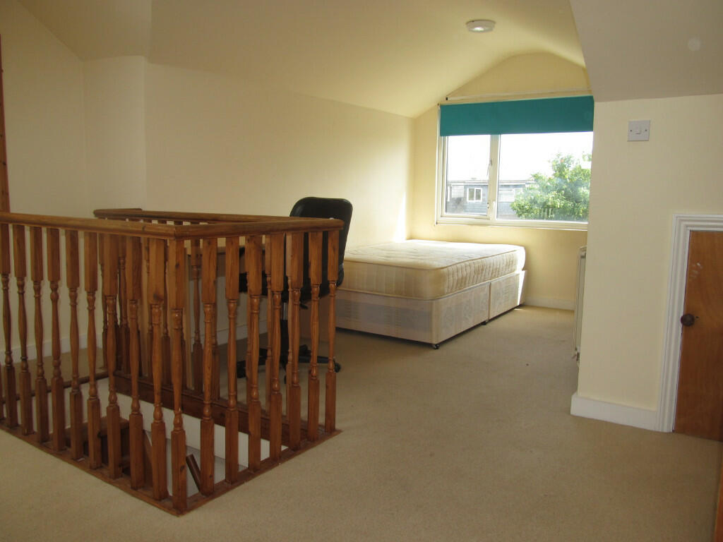 5 bed Mid Terraced House for rent in Reading. From Cintra Estates - Reading