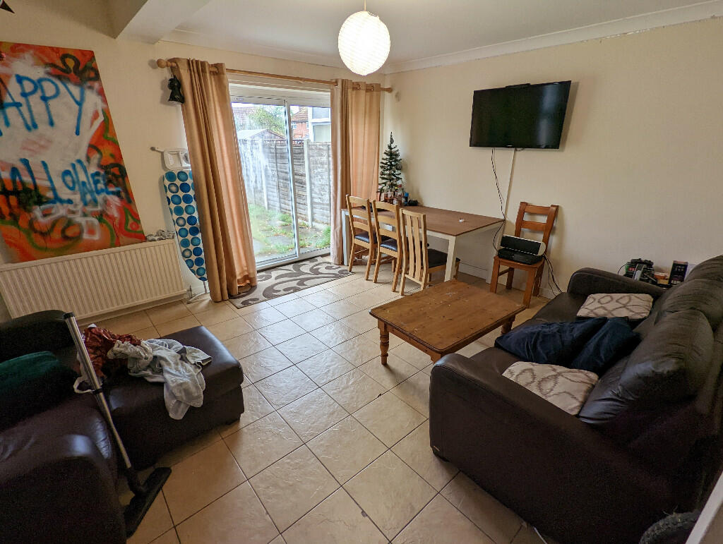 5 bed Semi Detached for rent in Shinfield. From Cintra Estates - Reading