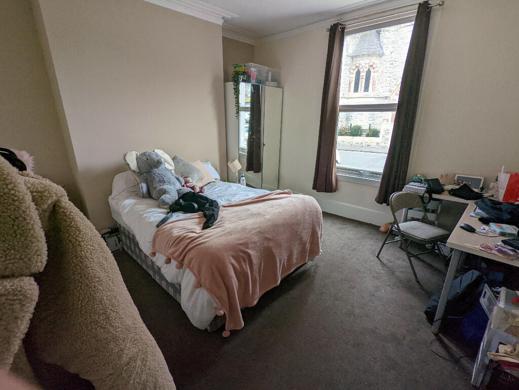 6 bed Mid Terraced House for rent in Reading. From Cintra Estates - Reading