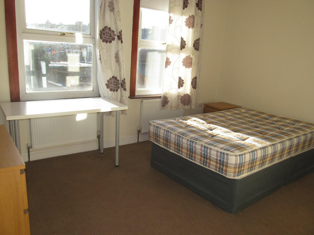 6 bed Mid Terraced House for rent in Woodley. From Cintra Estates - Reading