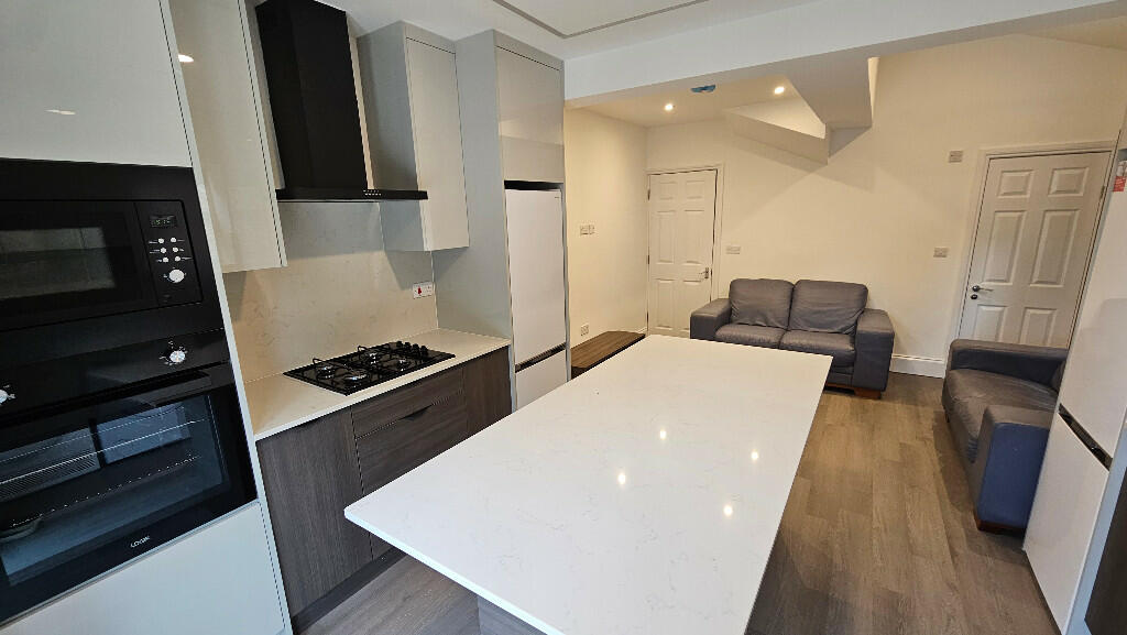6 bed Semi Detached for rent in Woodley. From Cintra Estates - Reading 6 bed Semi Detached for rent in Woodley. From Cintra Estates - Reading