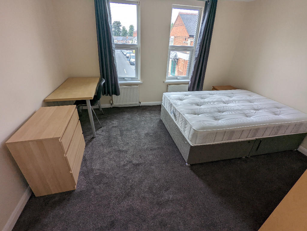 6 bed Mid Terraced House for rent in Woodley. From Cintra Estates - Reading