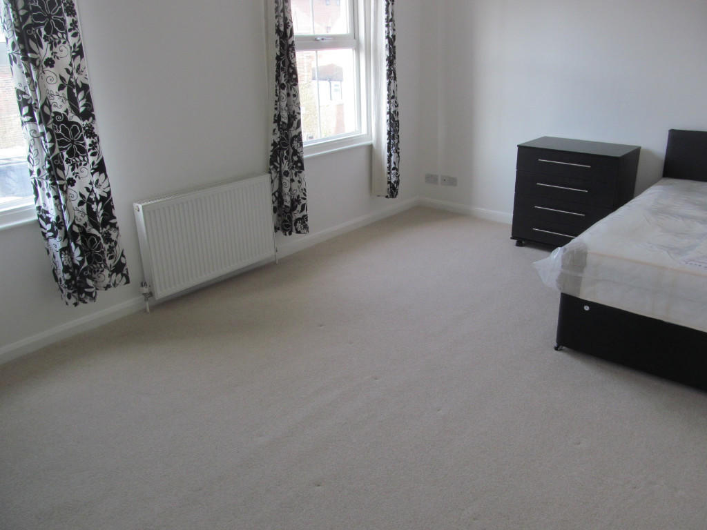 6 bed Mid Terraced House for rent in Reading. From Cintra Estates - Reading