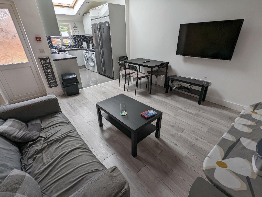 6 bed Mid Terraced House for rent in Woodley. From Cintra Estates - Reading