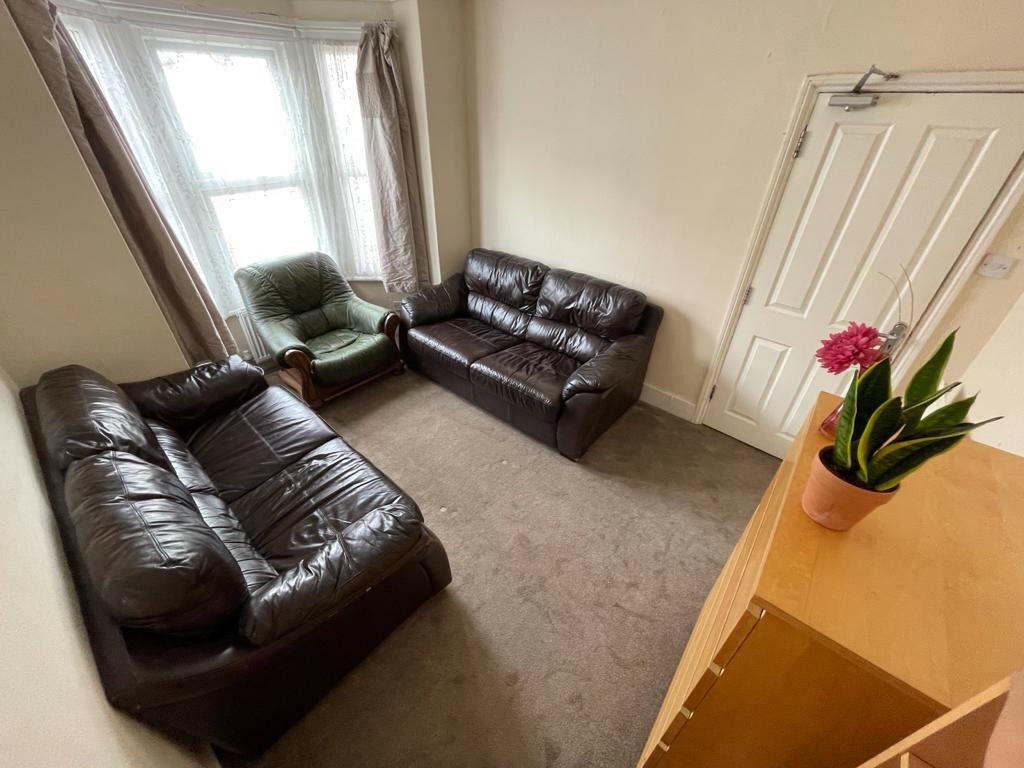 7 bed Mid Terraced House for rent in Woodley. From Cintra Estates - Reading