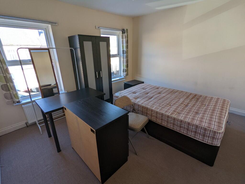 6 bed Mid Terraced House for rent in Woodley. From Cintra Estates - Reading