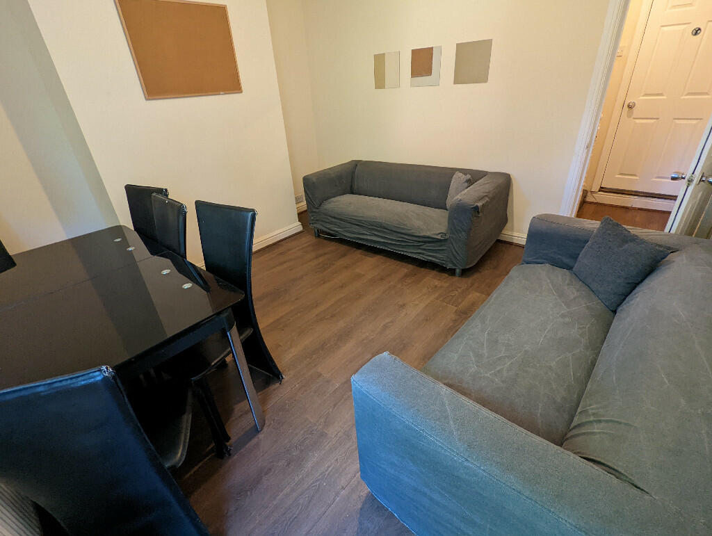 6 bed Mid Terraced House for rent in Reading. From Cintra Estates - Reading