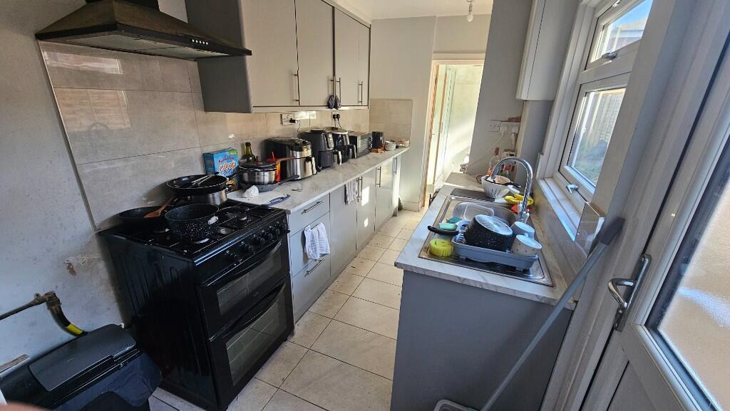 5 bed Mid Terraced House for rent in Reading. From Cintra Estates - Reading