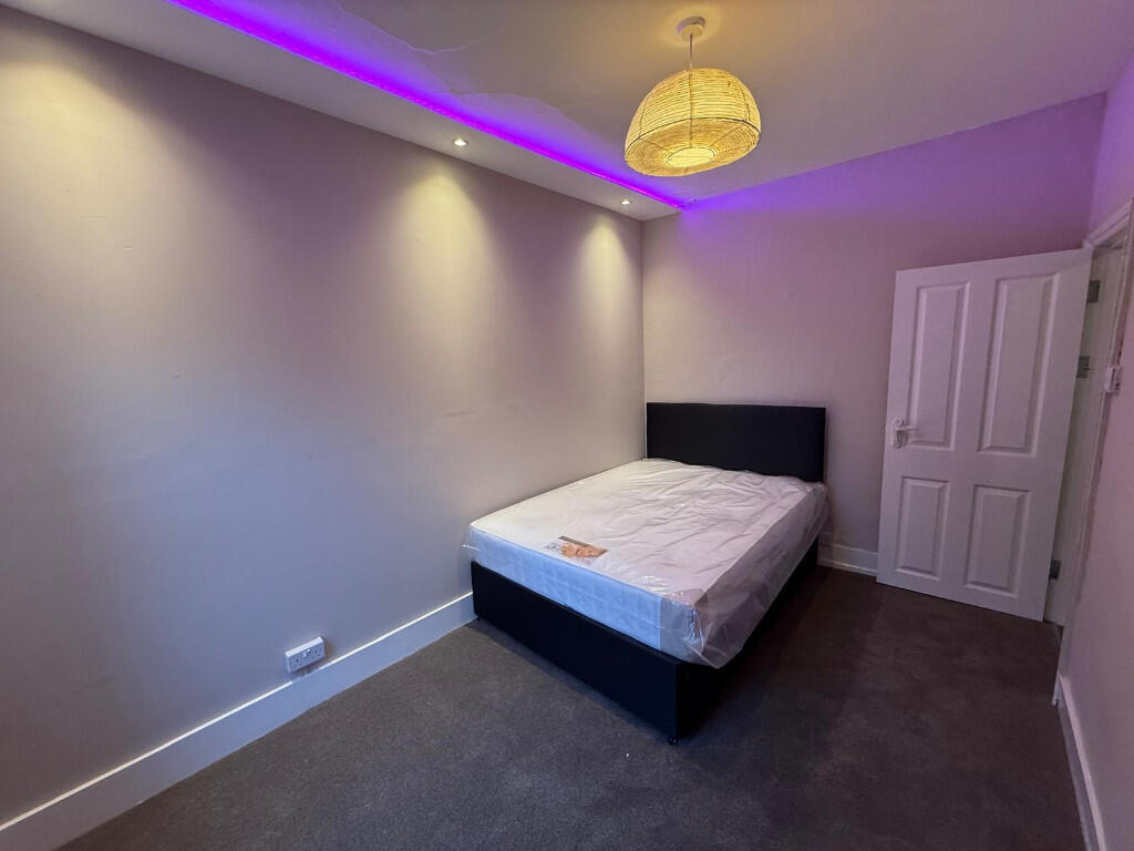 4 bed Mid Terraced House for rent in Reading. From Cintra Estates - Reading