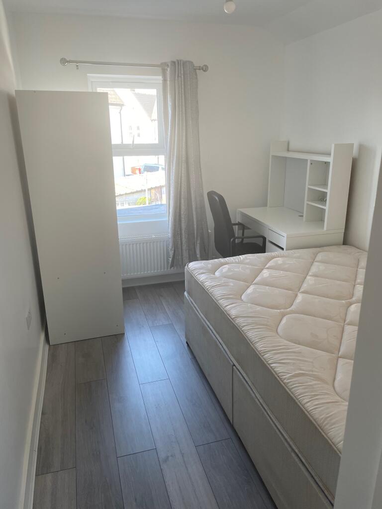 6 bed Mid Terraced House for rent in Reading. From Cintra Estates - Reading