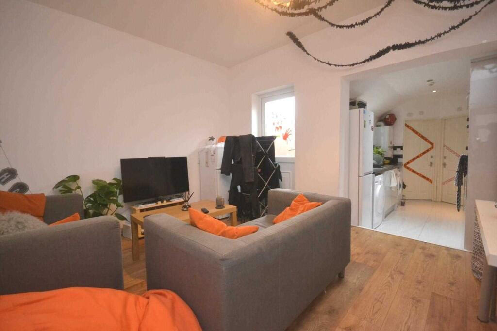 5 bed Mid Terraced House for rent in Shinfield. From Cintra Estates - Reading 5 bed Mid Terraced House for rent in Shinfield. From Cintra Estates - Reading