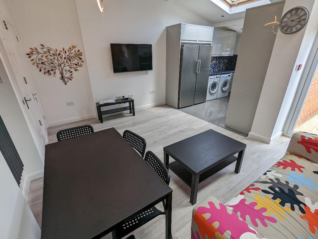 7 bed Mid Terraced House for rent in Woodley. From Cintra Estates - Reading