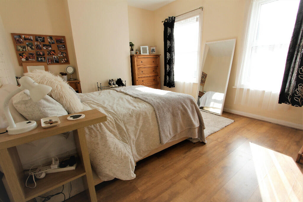 4 bed Mid Terraced House for rent in Reading. From Cintra Estates - Reading