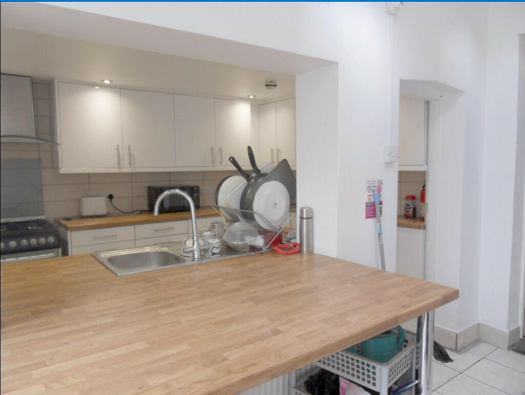 5 bed Mid Terraced House for rent in Reading. From Cintra Estates - Reading