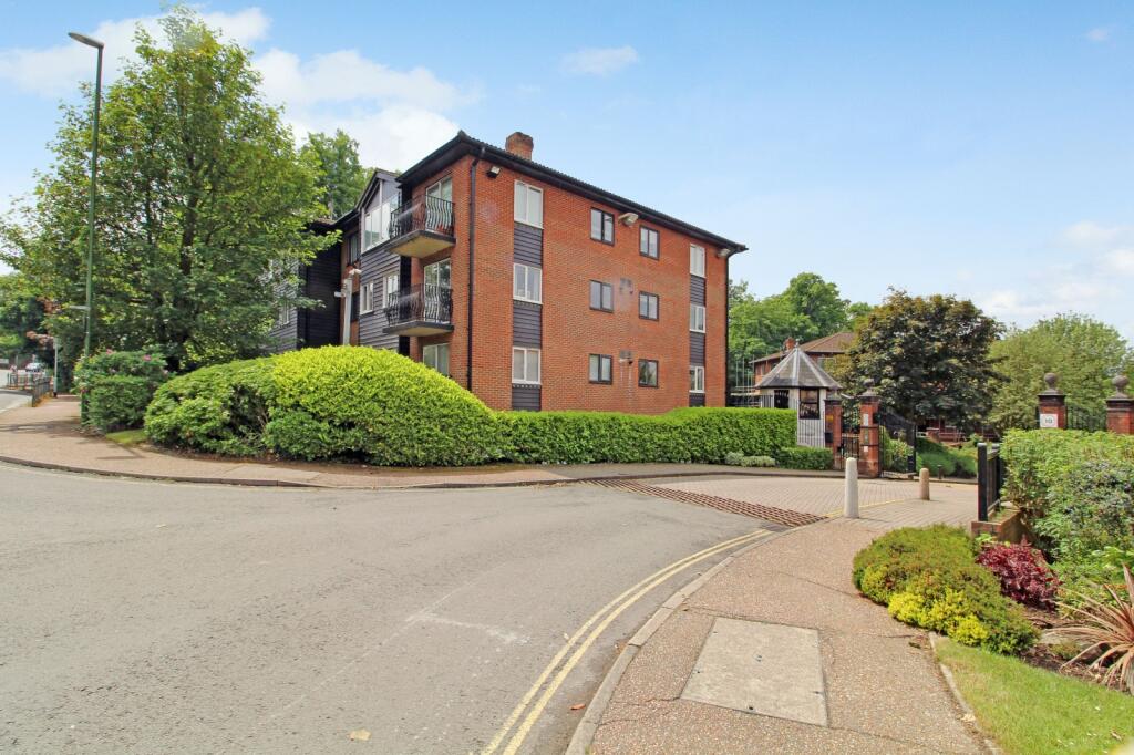 4 bed 1st Floor Flat for rent in Haywards Heath. From Henry Adams - Haywards Heath 4 bed 1st Floor Flat for rent in Haywards Heath. From Henry Adams - Haywards Heath