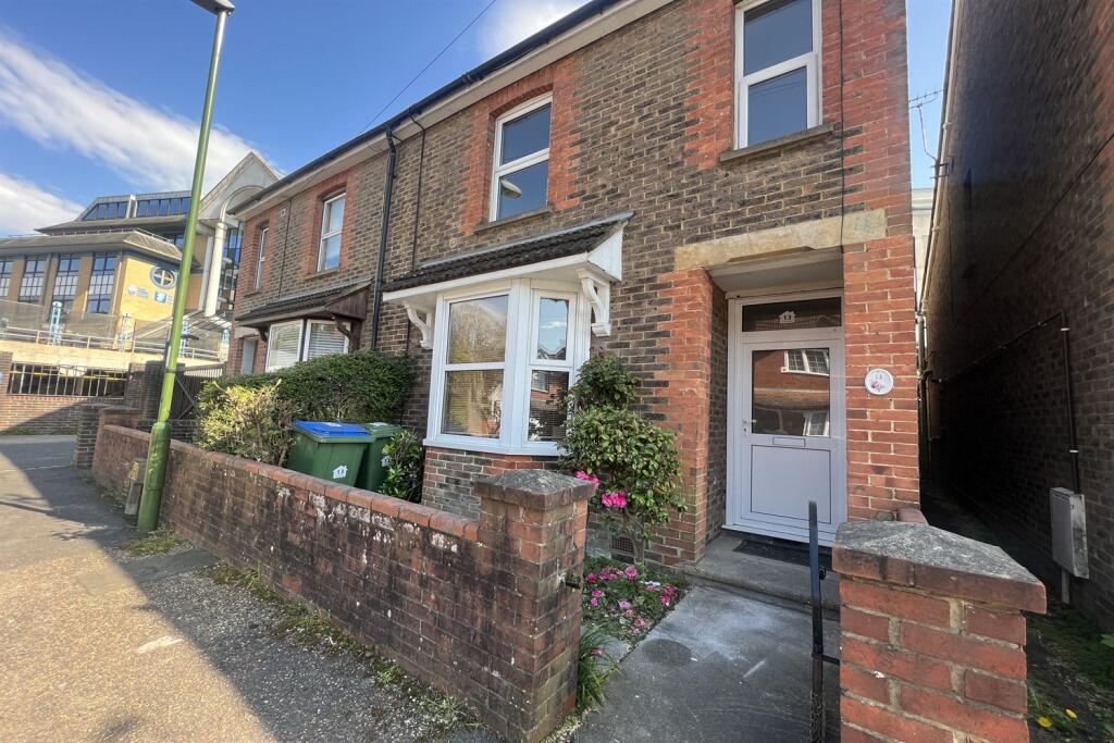 3 bed Mid Terraced House for rent in Horsham. From Henry Adams - Horsham