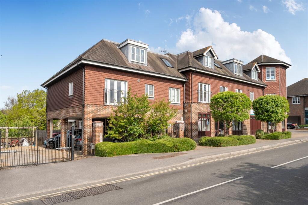 2 bed 1st Floor Flat for rent in Rudgwick. From Henry Adams - Horsham