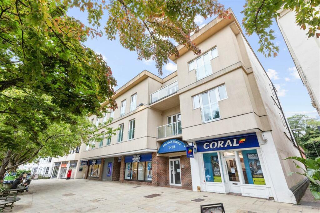 1 bed 1st Floor Flat for rent in Horsham. From Henry Adams - Horsham