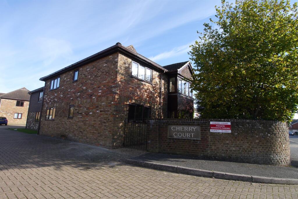 2 bed 1st Floor Flat for rent in Horsham. From Henry Adams - Horsham