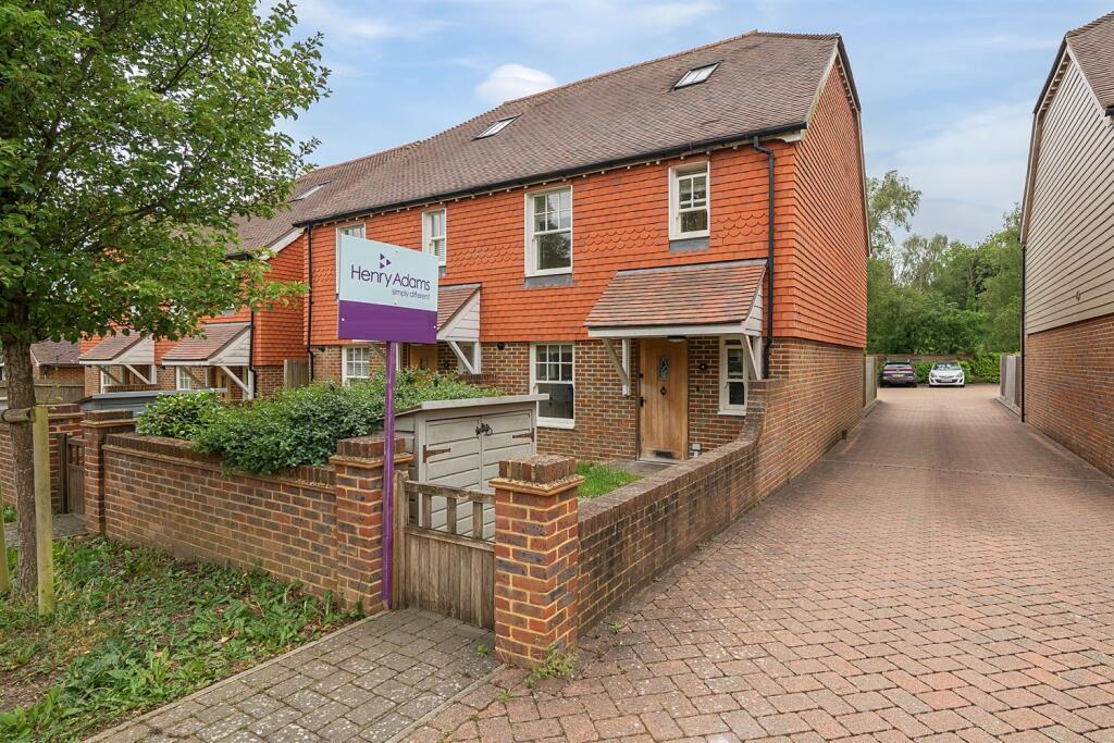 4 bed Semi Detached for rent in Handcross. From Henry Adams - Horsham 4 bed Semi Detached for rent in Handcross. From Henry Adams - Horsham