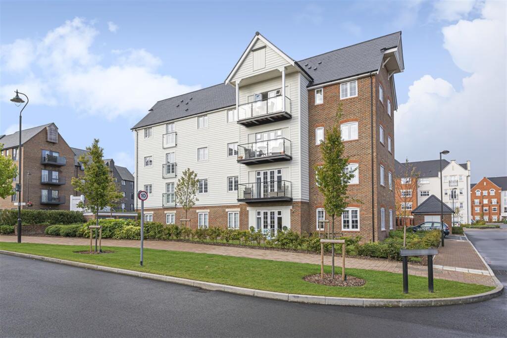 2 bed 1st Floor Flat for rent in Broadbridge Heath. From Henry Adams - Horsham 2 bed 1st Floor Flat for rent in Broadbridge Heath. From Henry Adams - Horsham