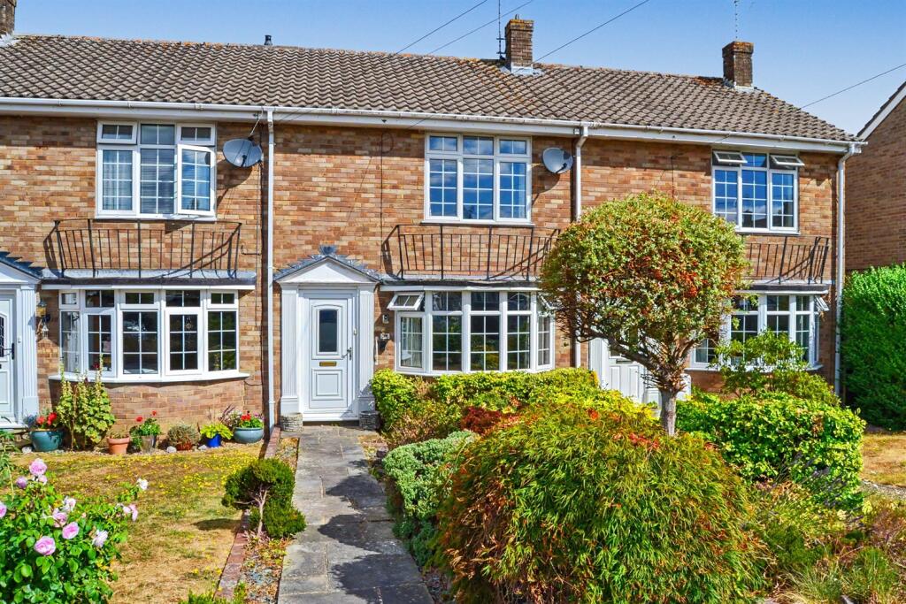 2 bed Mid Terraced House for rent in Horsham. From Henry Adams - Horsham