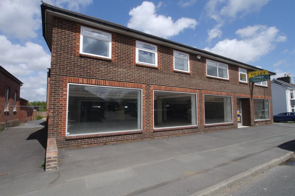 1 bed 1st Floor Flat for rent in Horsham. From Henry Adams - Horsham