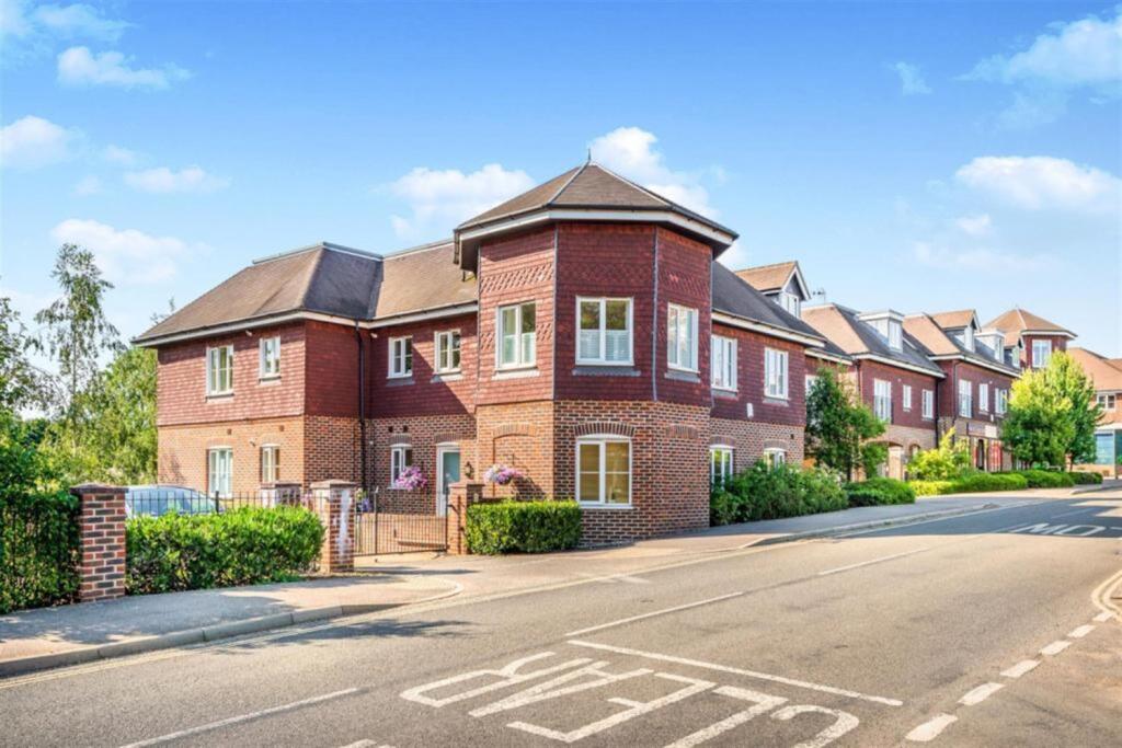 1 bed 1st Floor Flat for rent in Horsham. From Henry Adams - Horsham