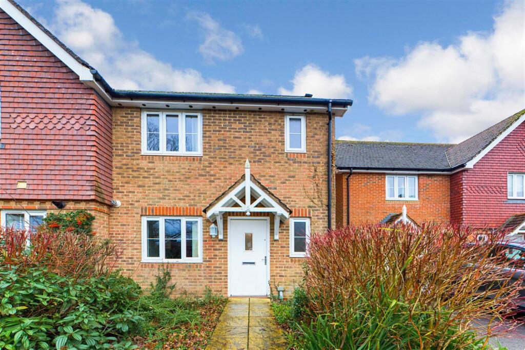 3 bed End of Terrace for rent in Horsham. From Henry Adams - Horsham