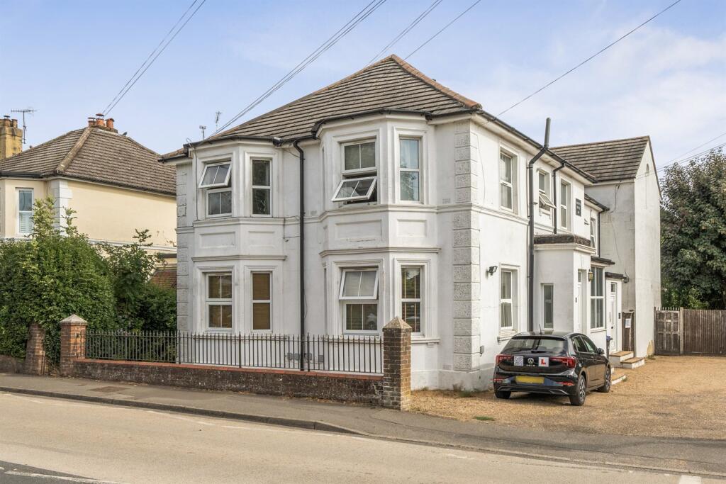 1 bed 1st Floor Flat for rent in East Grinstead. From Henry Adams - Horsham 1 bed 1st Floor Flat for rent in East Grinstead. From Henry Adams - Horsham