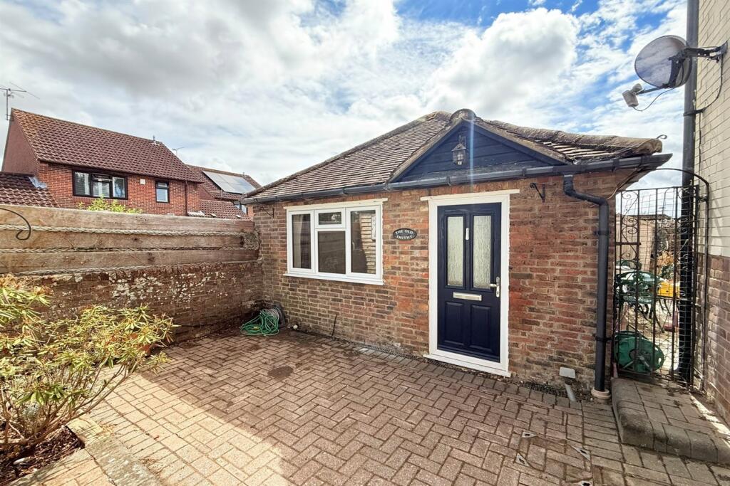 1 bed Detached for rent in Horsham. From Henry Adams - Horsham 1 bed Detached for rent in Horsham. From Henry Adams - Horsham