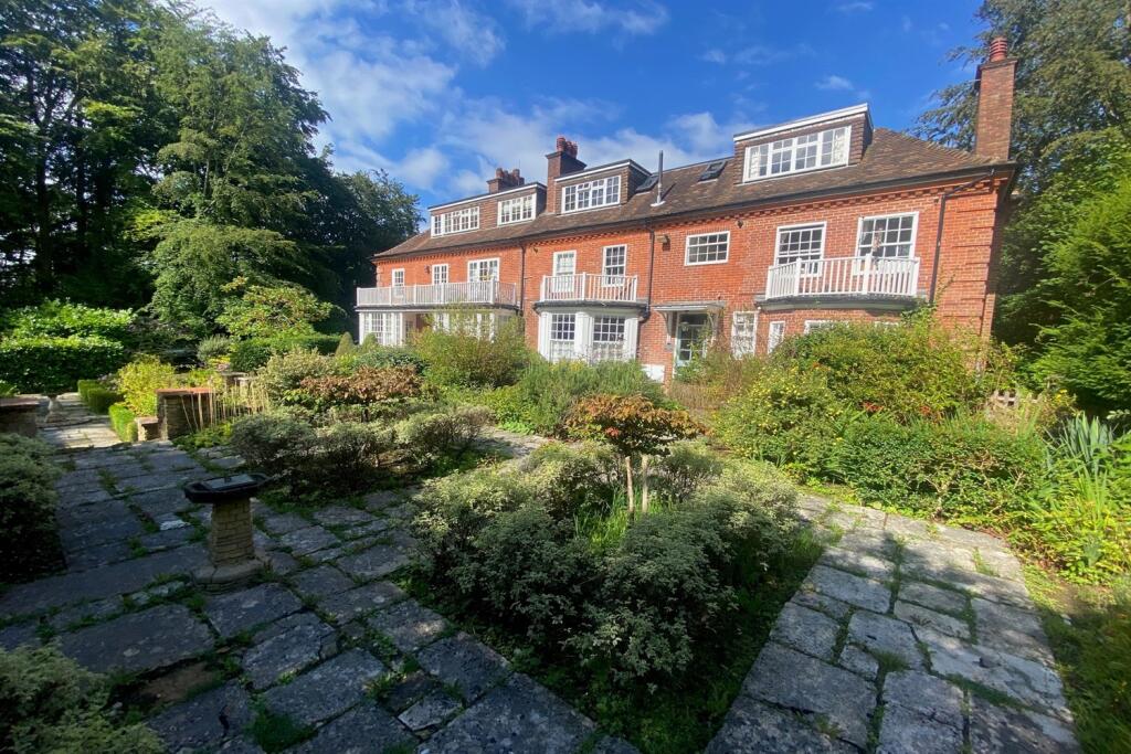 2 bed Apartment for rent in Haslemere. From Henry Adams - Petersfield