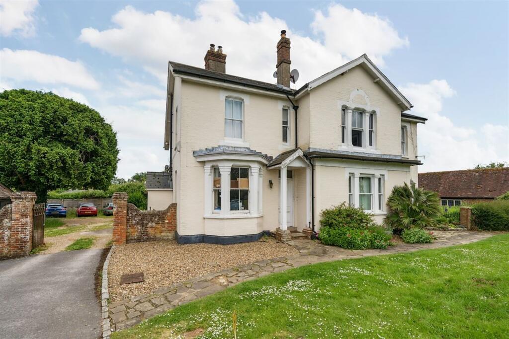 2 bed 1st Floor Flat for rent in Billingshurst. From Henry Adams - Storrington