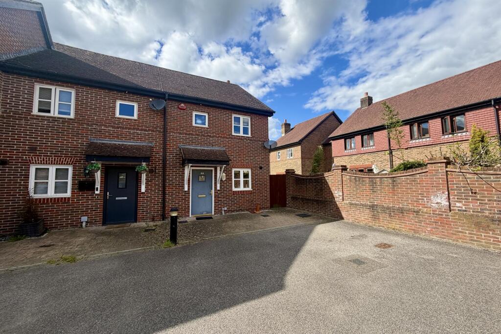 2 bed End of Terrace for rent in Billingshurst. From Henry Adams - Storrington