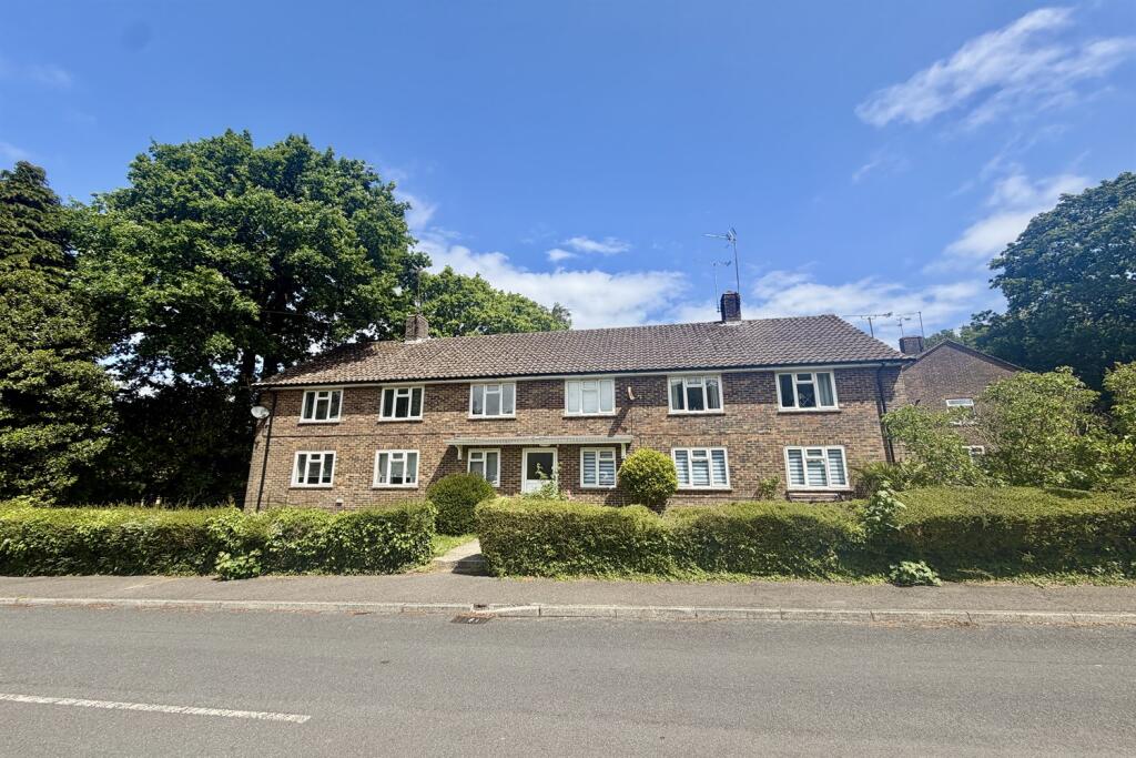 2 bed 1st Floor Flat for rent in Thakeham. From Henry Adams - Storrington
