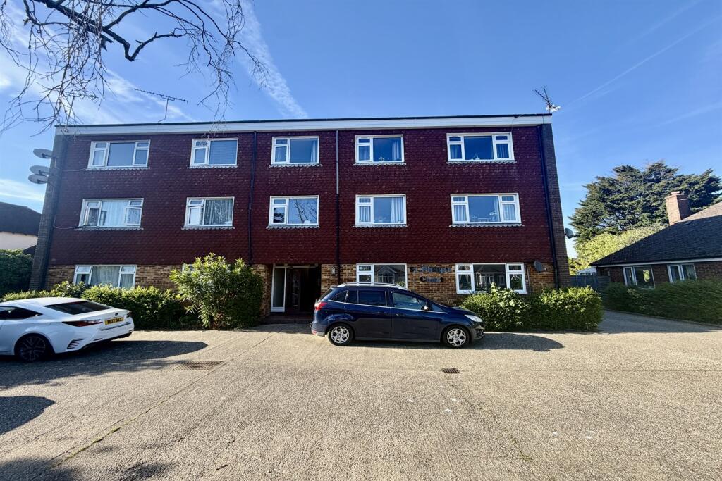 2 bed 1st Floor Flat for rent in Wick. From Henry Adams - Storrington 2 bed 1st Floor Flat for rent in Wick. From Henry Adams - Storrington