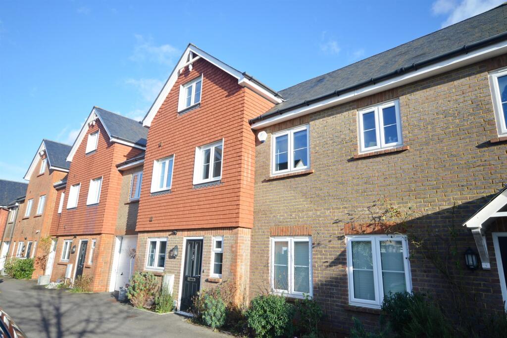 3 bed Mid Terraced House for rent in Billingshurst. From Henry Adams - Storrington