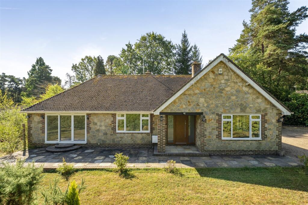 3 bed Detached bungalow for rent in Rock. From Henry Adams - Storrington 3 bed Detached bungalow for rent in Rock. From Henry Adams - Storrington