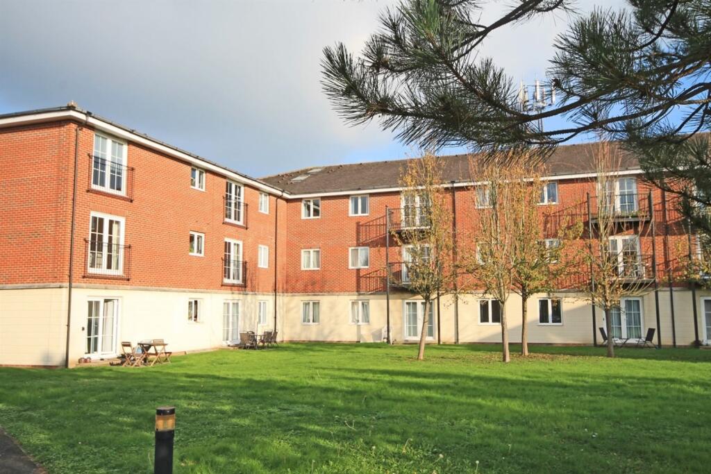 2 bed 1st Floor Flat for rent in Billingshurst. From Henry Adams - Storrington