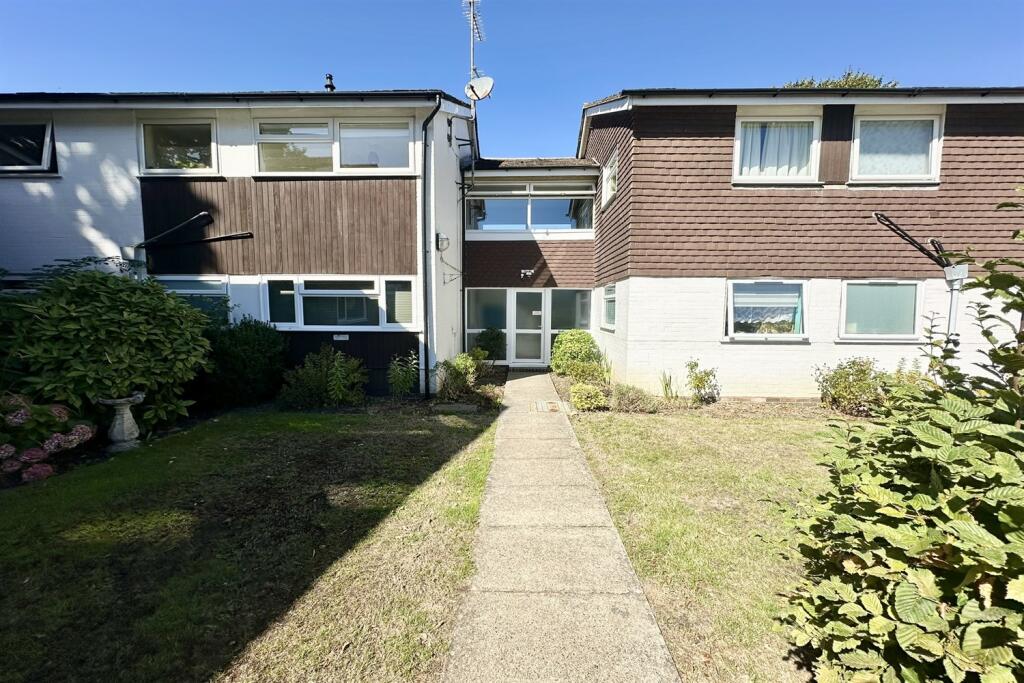 2 bed 1st Floor Flat for rent in Cootham. From Henry Adams - Storrington 2 bed 1st Floor Flat for rent in Cootham. From Henry Adams - Storrington