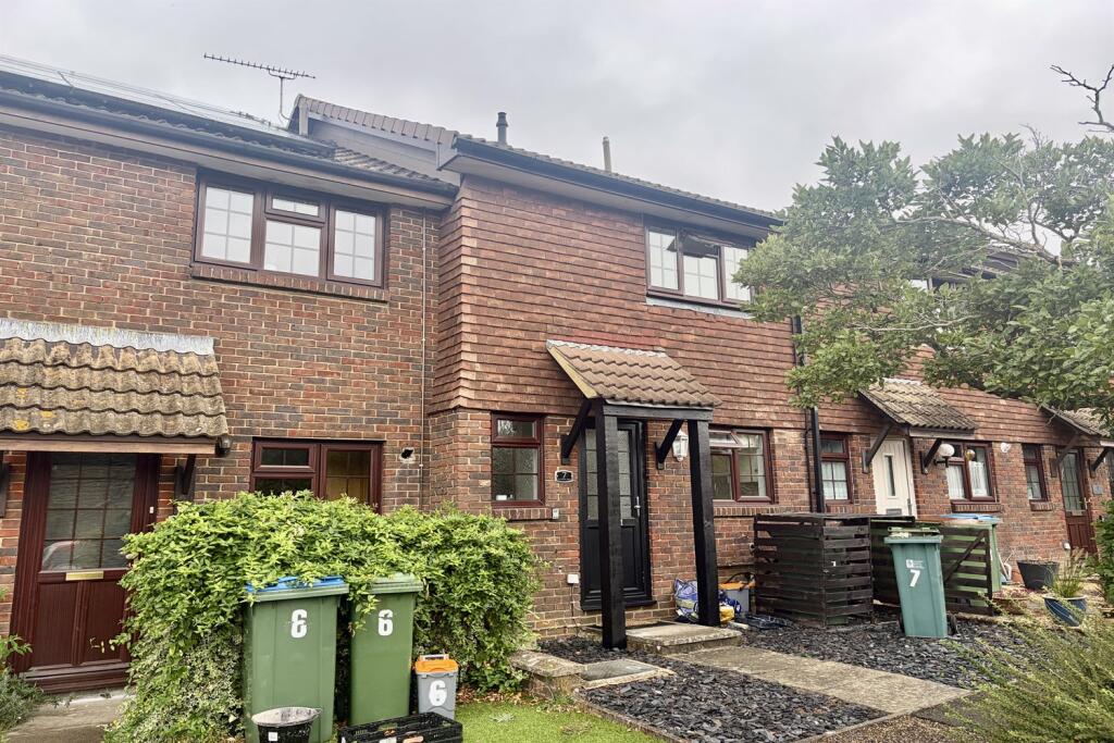 3 bed Mid Terraced House for rent in Cootham. From Henry Adams - Storrington 3 bed Mid Terraced House for rent in Cootham. From Henry Adams - Storrington