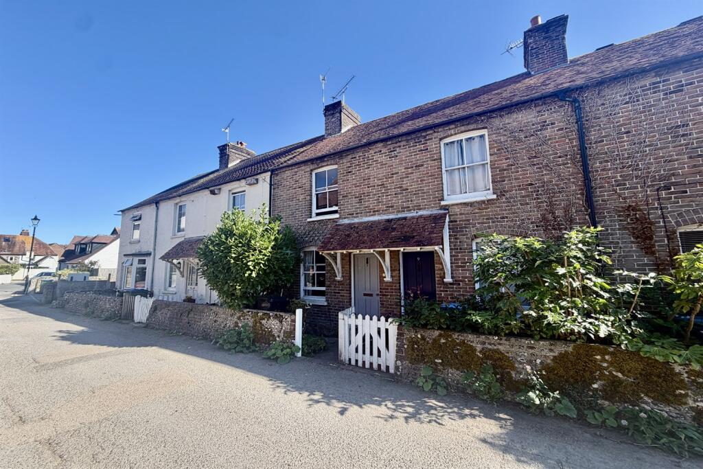 2 bed Mid Terraced House for rent in Arundel. From Henry Adams - Storrington 2 bed Mid Terraced House for rent in Arundel. From Henry Adams - Storrington