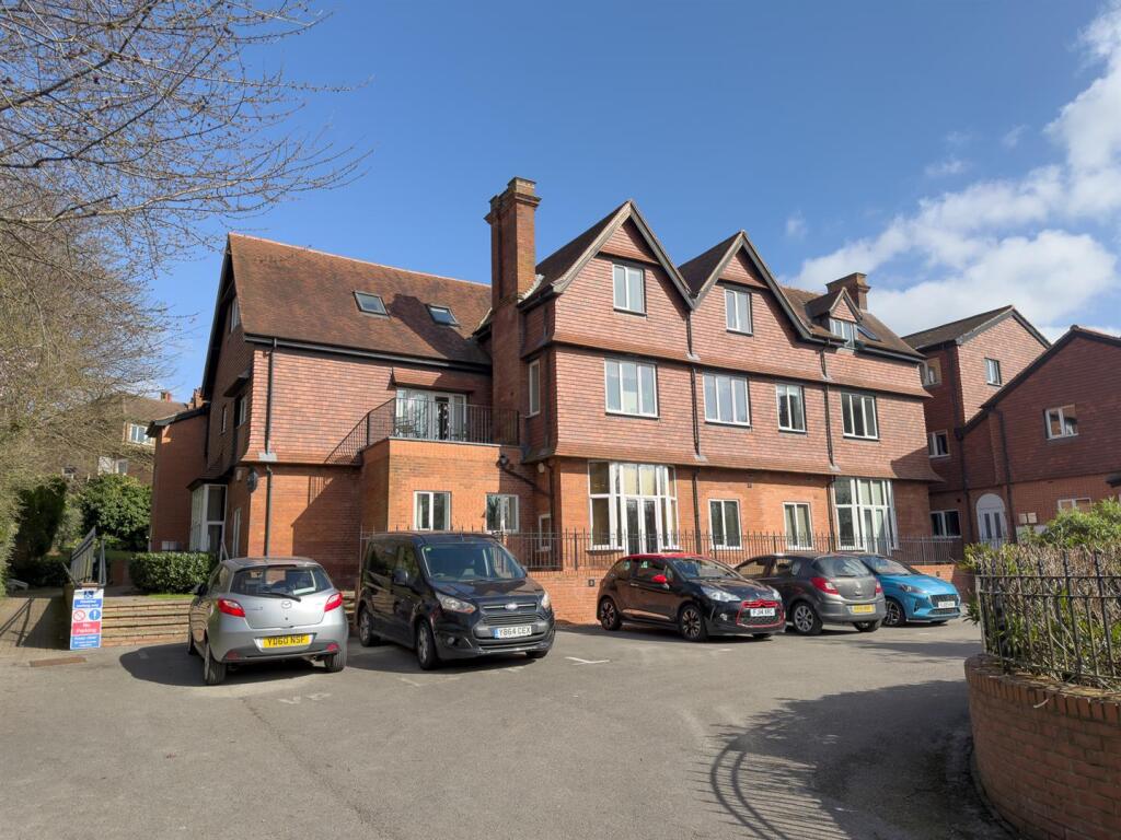 2 bed Apartment for rent in Leeds. From Cornerstone Estate Agents - Leeds