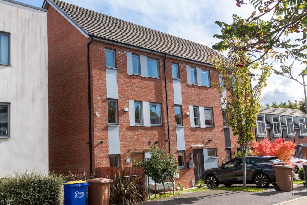 4 bed Town House for rent in Salford. From Aubrey Lee & Co - Prestwich