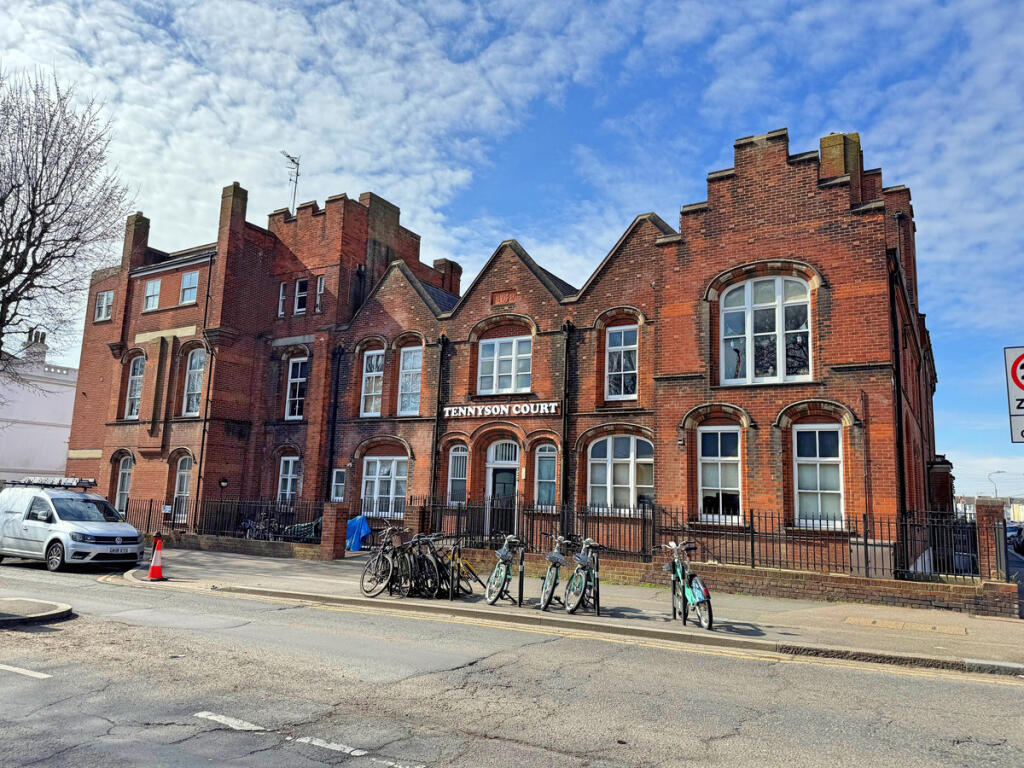 3 bed Apartment for rent in Brighton and Hove. From Elliotts - Hove 3 bed Apartment for rent in Brighton and Hove. From Elliotts - Hove